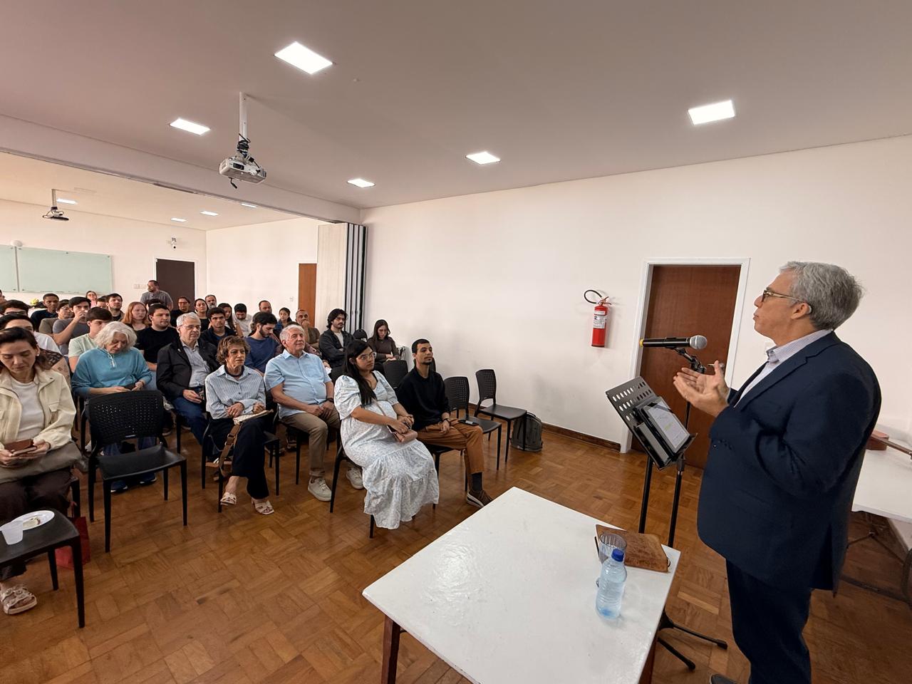 Pastor Heber Campos Jr. ensinando sobre sabedoria bíblica para a família durante o encontro de casais na Igreja Presbiteriana do Campo Belo