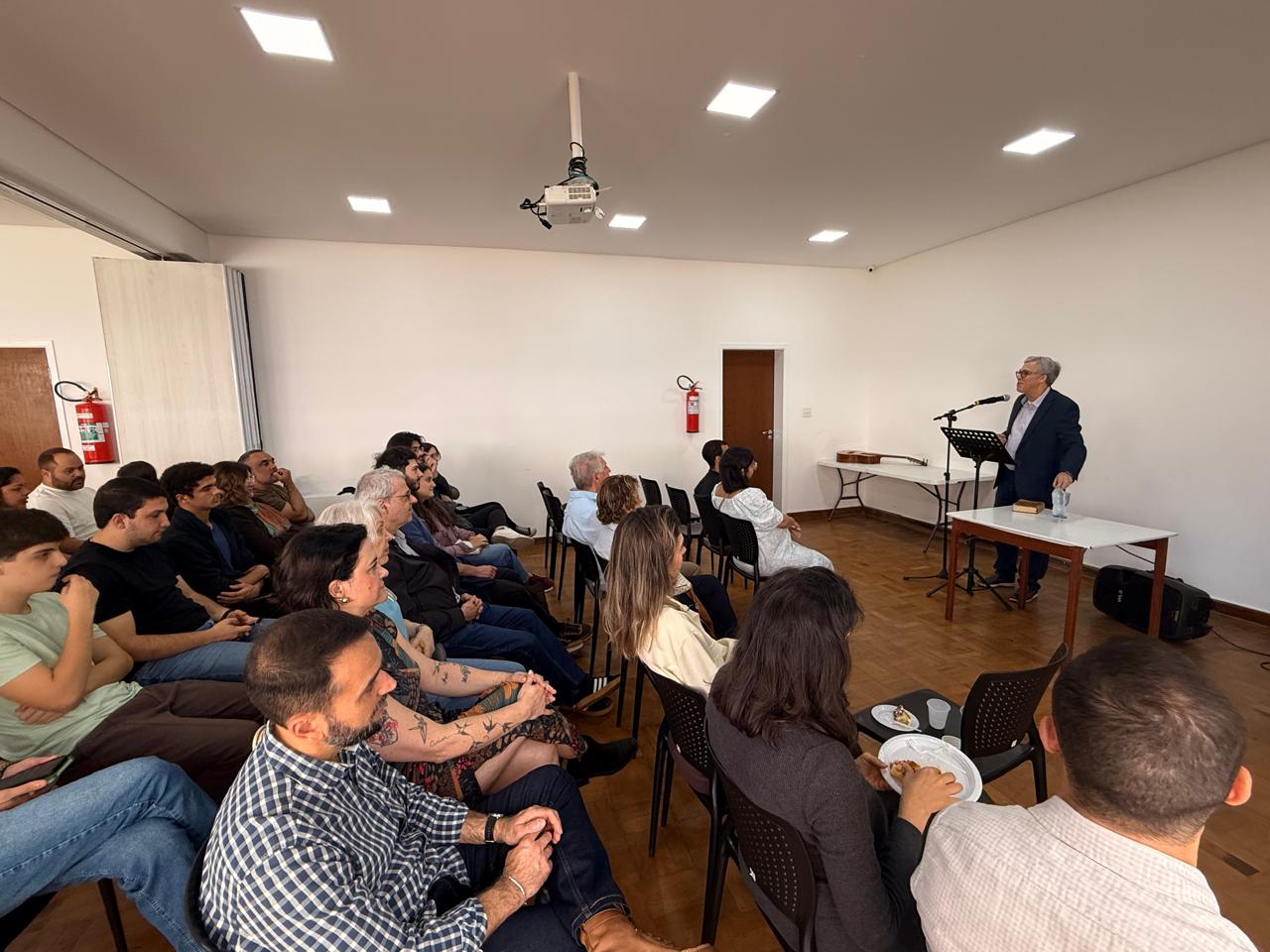 Pr. Heber Campos falando aos participantes do encontro de casais na Igreja Presbiteriana do Campo Belo