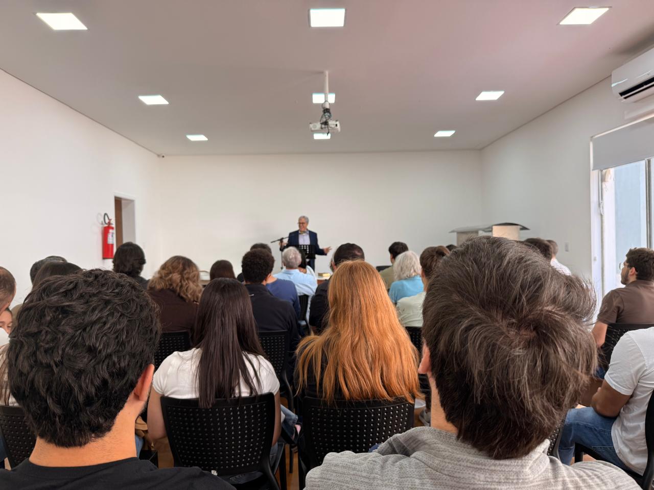 Participantes acompanhando o ensino do Pr. Heber Campos no encontro de casais da IPCB