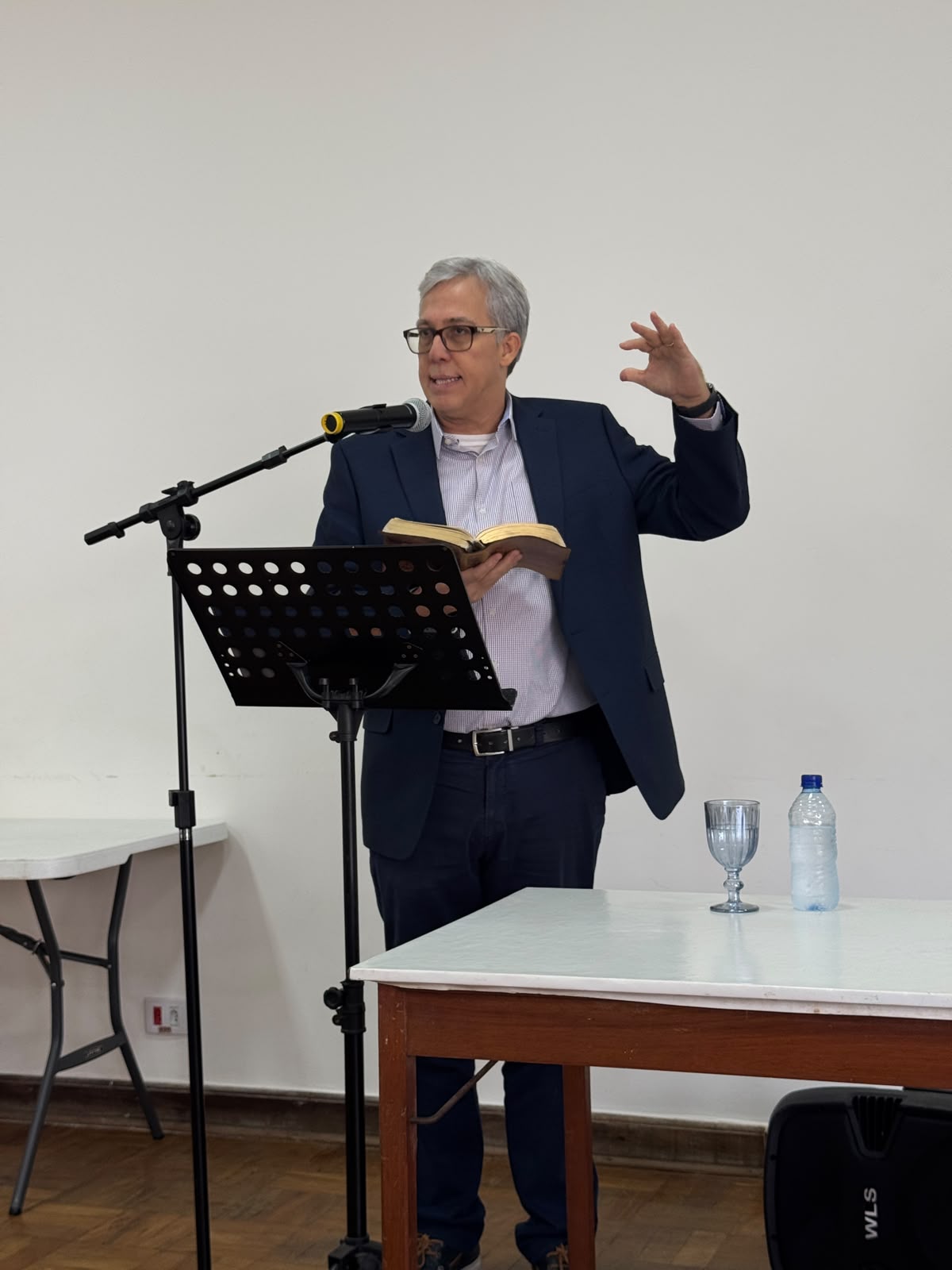 Pr. Heber Campos ensinando com a Bíblia aberta durante o encontro de casais da IPCB